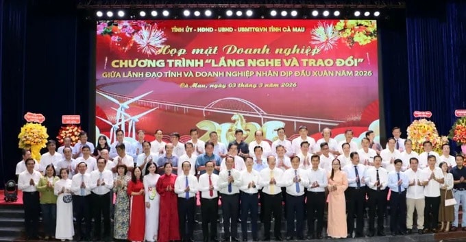 L&atilde;nh đạo tỉnh C&agrave; Mau chụp ảnh lưu niệm với cộng đồng doanh nghiệp