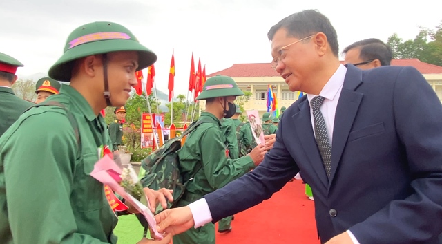 Ủy viên thường vụ - Phó Chủ tịch Thường trực HĐND TP. Đà Nẵng Trần Phước Sơn tặng hoa động viên tân bin lên đường tòng quân. Ủy viên thường vụ - Phó Chủ tịch Thường trực HĐND TP. Đà Nẵng Trần Phước Sơn tặng hoa động viên tân bin lên đường tòng quân.