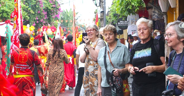 Du kh&aacute;ch theo ch&acirc;n đo&agrave;n diễu h&agrave;nh khắp phố cổ