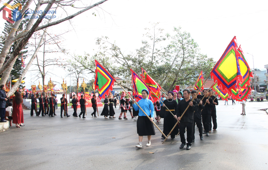 Nghi lễ rước sắc phong truyền thống trong Lễ hội đình Lục Nà Nghi lễ rước sắc phong truyền thống trong Lễ hội đình Lục Nà