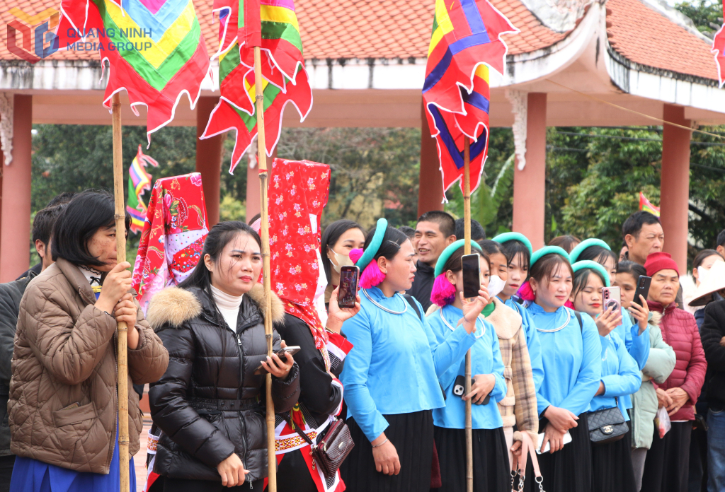 Đông đảo người dân, du khách tham gia và lưu lại những hình ảnh tại lễ hội Đông đảo người dân, du khách tham gia và lưu lại những hình ảnh tại lễ hội