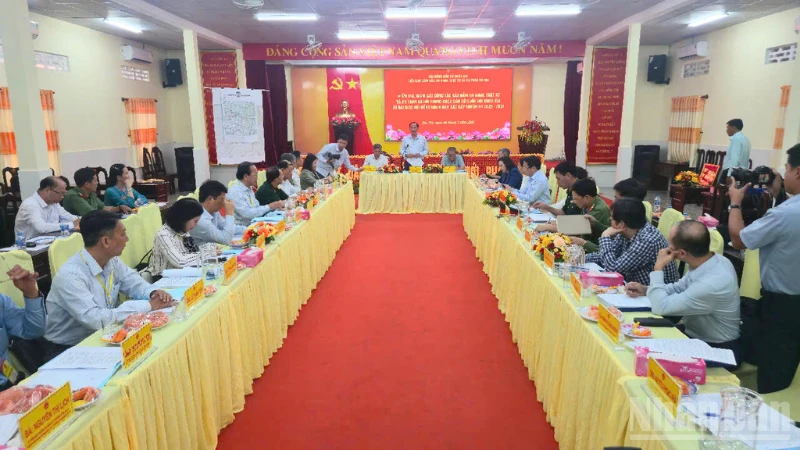 Phó Chủ tịch Quốc hội Trần Quang Phương kiểm tra công tác bầu cử tại xã Nhơn Ái, Cần Thơ