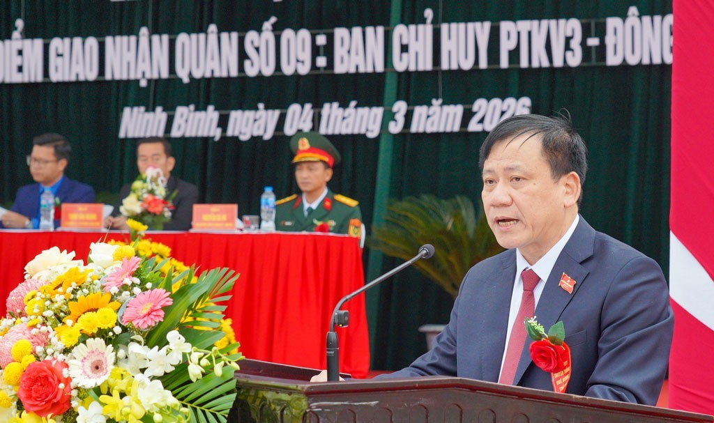 Phó Chủ tịch HĐND tỉnh Ninh Bình Mai Thanh Long chúc mừng các tân binh lên đường nhập ngũ Phó Chủ tịch HĐND tỉnh Ninh Bình Mai Thanh Long chúc mừng các tân binh lên đường nhập ngũ