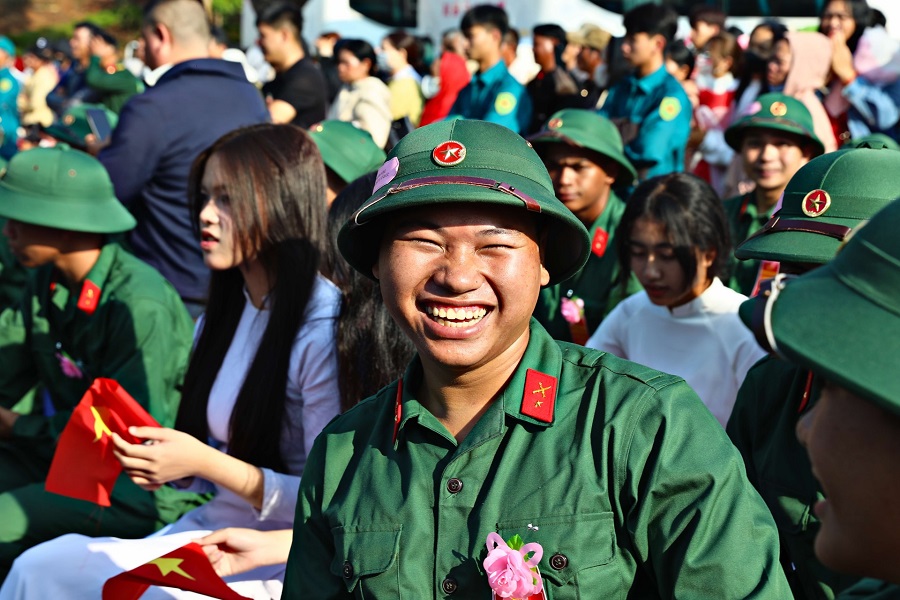 Nụ cười thanh niên trước giờ nhập ngũ