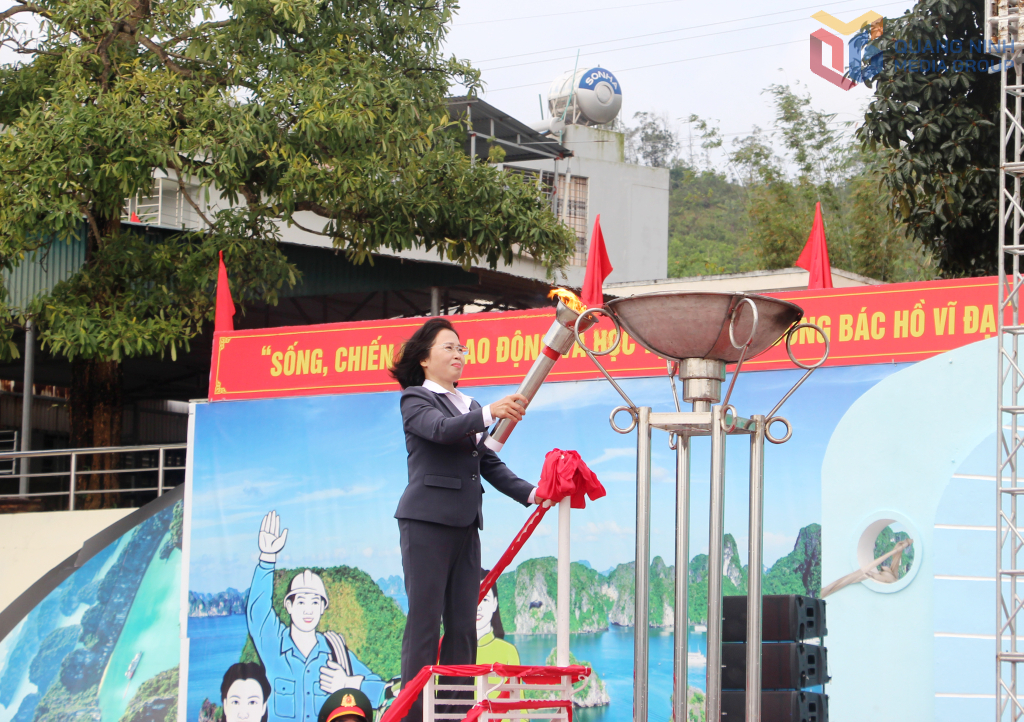 Bà Trịnh Thị Minh Thanh, Phó Bí thư Thường trực Tỉnh ủy, Chủ tịch HĐND tỉnh Quảng Ninh, thắp ngọn lửa truyền thống tại Điểm giao, nhận quân số 5 - Ban Chỉ huy PTKV 3 - đặc khu Vân Đồn Bà Trịnh Thị Minh Thanh, Phó Bí thư Thường trực Tỉnh ủy, Chủ tịch HĐND tỉnh Quảng Ninh, thắp ngọn lửa truyền thống tại Điểm giao, nhận quân số 5 - Ban Chỉ huy PTKV 3 - đặc khu Vân Đồn