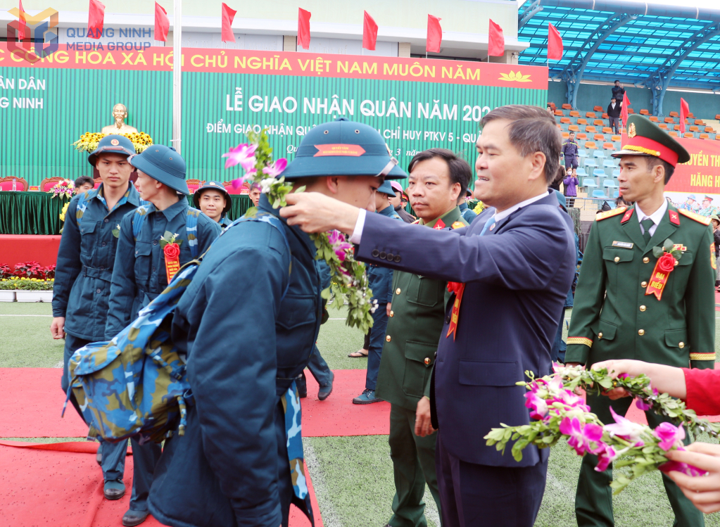 Ông Bùi Văn Khắng, Phó Bí thư Tỉnh ủy, Chủ tịch UBND tỉnh, Chủ tịch Hội đồng nghĩa vụ Quân sự tỉnh Quảng Ninh trao vòng hoa nguyệt quế cho các tân binh tại điểm giao nhận quân số 10 - Ban Chỉ huy Phòng thủ khu vực (PTKV) 5 - Quảng Yên (phường Uông Bí) Ông Bùi Văn Khắng, Phó Bí thư Tỉnh ủy, Chủ tịch UBND tỉnh, Chủ tịch Hội đồng nghĩa vụ Quân sự tỉnh Quảng Ninh trao vòng hoa nguyệt quế cho các tân binh tại điểm giao nhận quân số 10 - Ban Chỉ huy Phòng thủ khu vực (PTKV) 5 - Quảng Yên (phường Uông Bí)