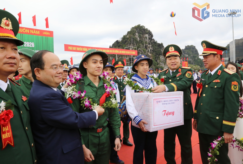 Lãnh đạo Quân đội Nhân dân Việt Nam, lãnh đạo tỉnh Quảng Ninh tặng quà, đeo vòng nguyệt quế động viên, chúc mừng các tân binh lên đường nhận nhiệm vụ Lãnh đạo Quân đội Nhân dân Việt Nam, lãnh đạo tỉnh Quảng Ninh tặng quà, đeo vòng nguyệt quế động viên, chúc mừng các tân binh lên đường nhận nhiệm vụ