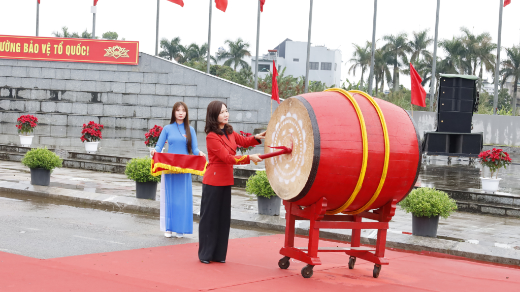 Bà Nguyễn Thị Hạnh, Phó Chủ tịch UBND tỉnh Quảng Ninh gióng trống tại Điểm giao nhận quân số 2 - Ban Chỉ huy PTKV 1 Quảng Hà Bà Nguyễn Thị Hạnh, Phó Chủ tịch UBND tỉnh Quảng Ninh gióng trống tại Điểm giao nhận quân số 2 - Ban Chỉ huy PTKV 1 Quảng Hà