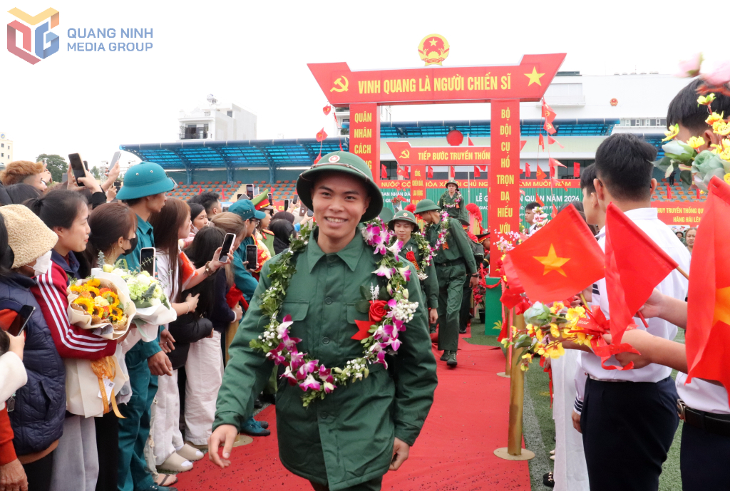 Các tân binh phấn khởi lên đường nhập ngũ Các tân binh phấn khởi lên đường nhập ngũ