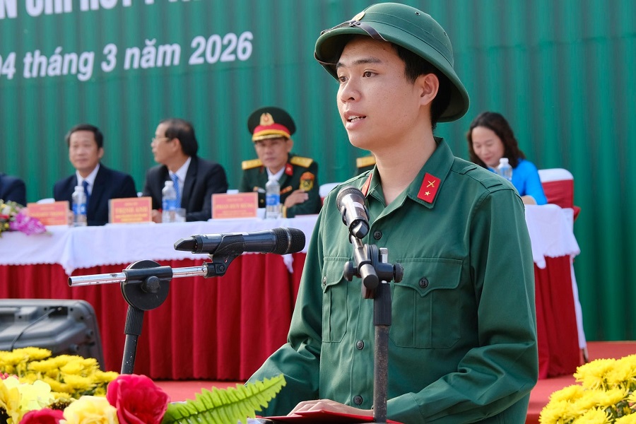 T&acirc;n binh Phan Nguyễn Tấn Minh thay mặt cho c&aacute;c chiến sĩ mới ph&aacute;t biểu b&agrave;y tỏ quyết t&acirc;m học tập tốt, r&egrave;n luyện tốt, ho&agrave;n th&agrave;nh tốt c&aacute;c nhiệm vụ được giao