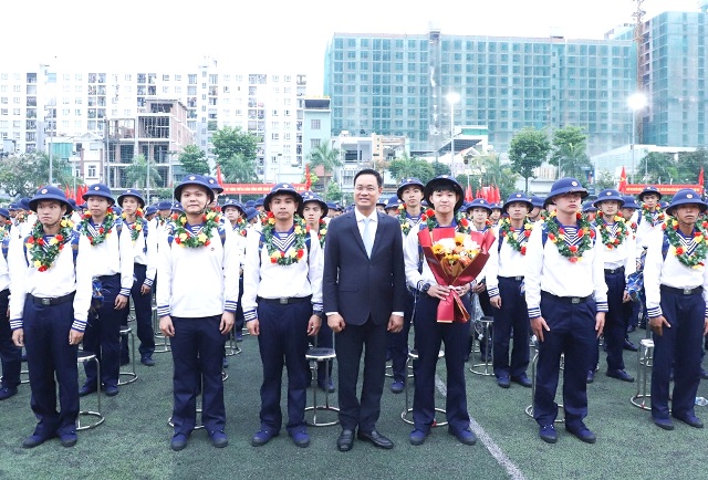 Bí thư Thành ủy Đà Nẵng Lê Ngọc Quang động viên các tân binh lên đường tòng quân. Bí thư Thành ủy Đà Nẵng Lê Ngọc Quang động viên các tân binh lên đường tòng quân.