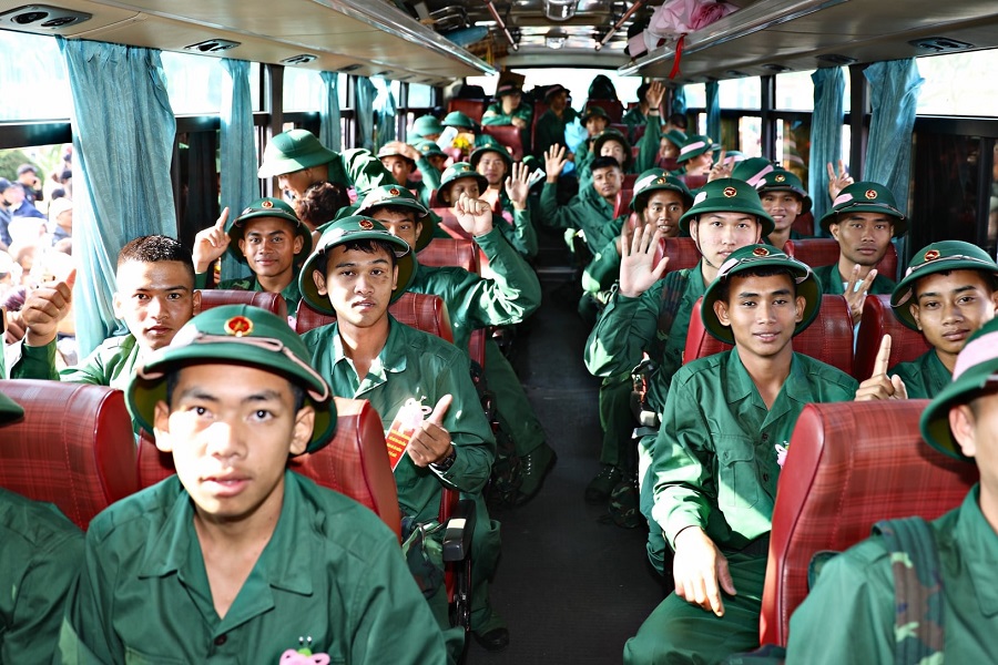 Thanh ni&ecirc;n l&ecirc;n xe l&ecirc;n đường về đơn vị nhập ngũ s&aacute;ng 4/3