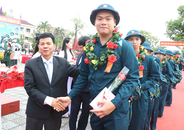 Trưởng Ban Nội chính Thành ủy Đà Nẵng Võ Công Chánh tặng hoa, động viên tân binh trước giờ lên đường. Trưởng Ban Nội chính Thành ủy Đà Nẵng Võ Công Chánh tặng hoa, động viên tân binh trước giờ lên đường.
