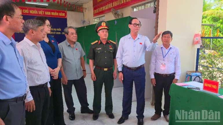 Phó Chủ tịch Quốc hội Trần Quang Phương (thứ 2 từ phải qua), Trưởng đoàn kiểm tra, giám sát của Hội đồng Bầu cử quốc gia kiểm tra thực tế tại Tổ bầu cử số 2, ấp Nhơn Hưng A, xã Nhơn Ái. Phó Chủ tịch Quốc hội Trần Quang Phương (thứ 2 từ phải qua), Trưởng đoàn kiểm tra, giám sát của Hội đồng Bầu cử quốc gia kiểm tra thực tế tại Tổ bầu cử số 2, ấp Nhơn Hưng A, xã Nhơn Ái.