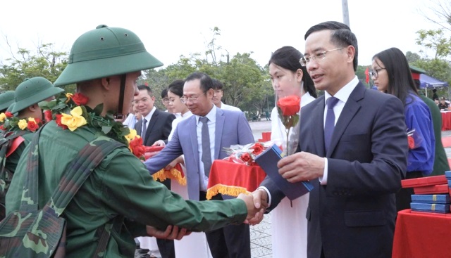 Chủ tịch UBND TP. Đà Nẵng Phạm Đức Ấn tặng hoa động viên các thanh niên trước giờ lên đường. Chủ tịch UBND TP. Đà Nẵng Phạm Đức Ấn tặng hoa động viên các thanh niên trước giờ lên đường.