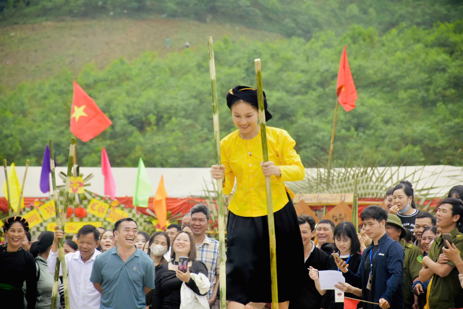 Các trò chơi dân gian thu hút đông đảo người dân và du khách tham gia trong khuôn khổ lễ hội. Các trò chơi dân gian thu hút đông đảo người dân và du khách tham gia trong khuôn khổ lễ hội.