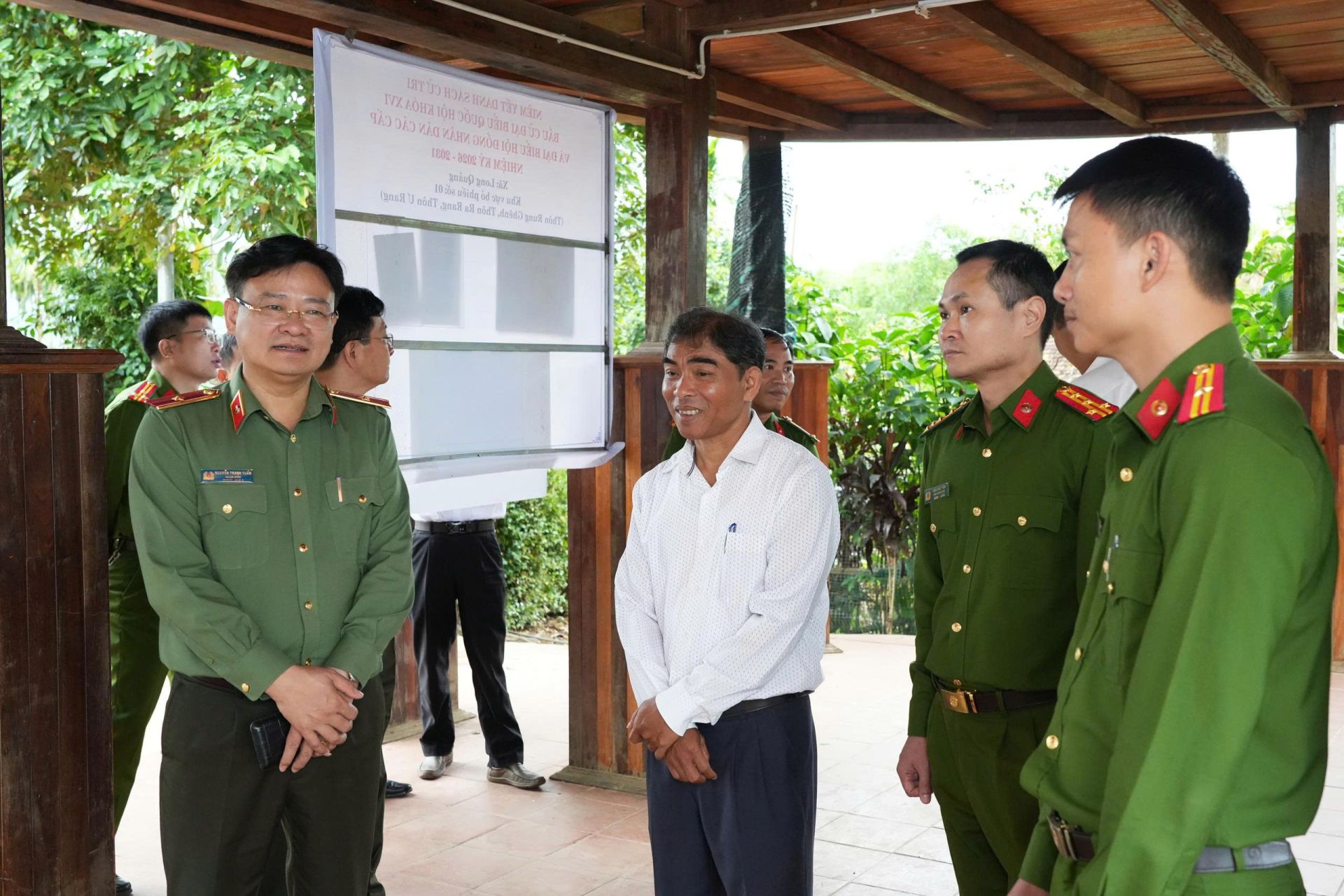 Thiếu tướng Nguyễn Thanh Tuấn- GĐ C&ocirc;ng an TP Huế thăm v&agrave; kiểm tra c&aacute;c điểm bầu cử