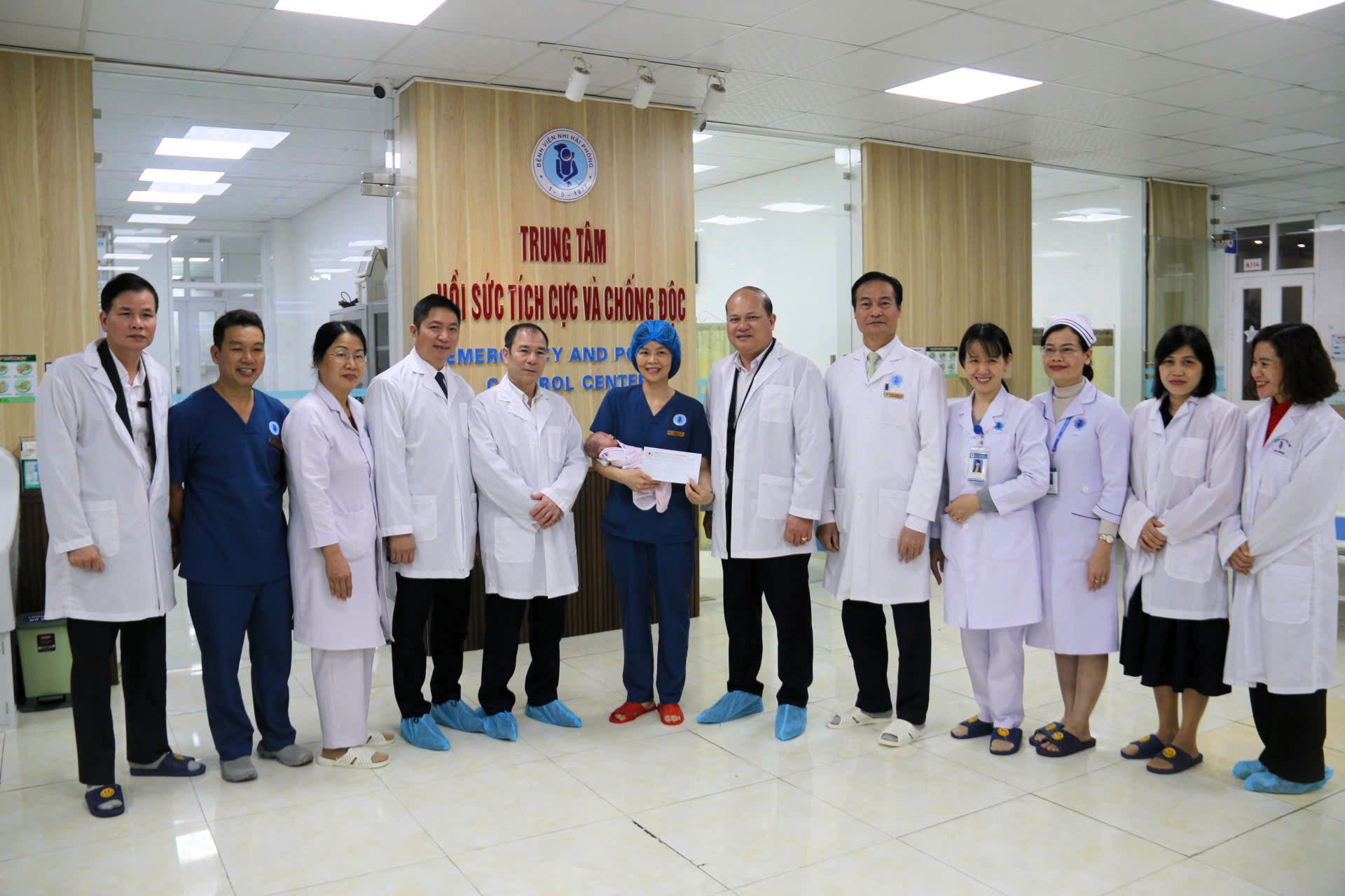 Hội Chữ thập đỏ thành phố Hải Phòng trao tặng quà cho các bệnh nhân có hoàn cảnh khó khăn