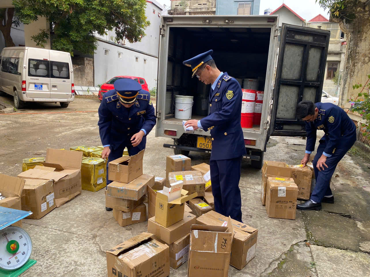 Tạm giữ lô hàng gần 500 sản phẩm keo dán nhập lậu tại Lạng Sơn