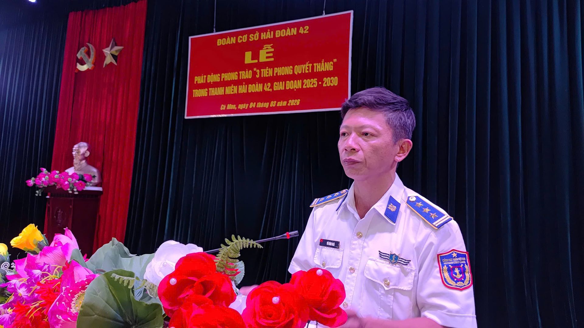 Thượng t&aacute; Vũ Đ&igrave;nh Ng&agrave;, Ph&oacute; Ch&iacute;nh uỷ Hải đo&agrave;n ph&aacute;t biểu chỉ đạo buổi lễ.