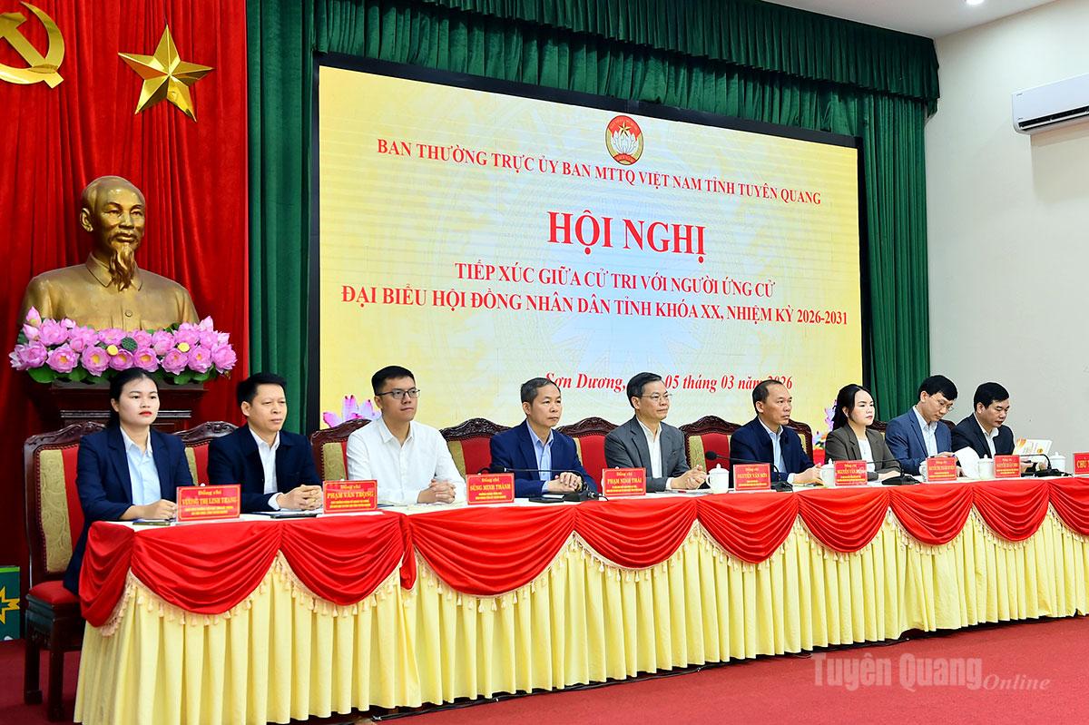 C&aacute;c đại biểu tiếp x&uacute;c cử tri