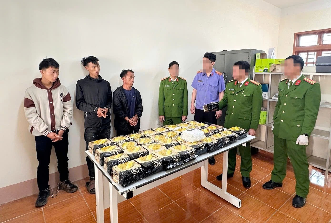 Sơn La: Bắt giữ 3 đối tượng mang súng quân dụng vận chuyển số lượng lớn ma túy