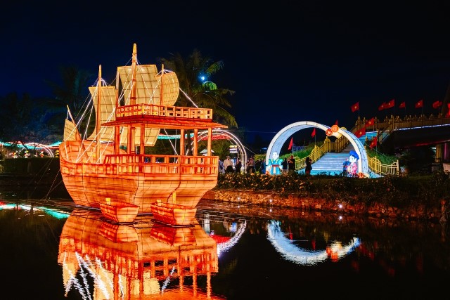 Kh&ocirc;ng gian đ&egrave;n lồng nghệ thuật quy m&ocirc; lớn chủ đề 