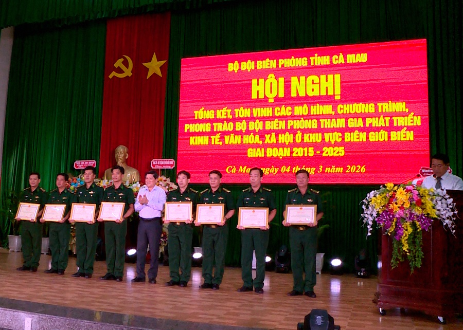 Đồng ch&iacute; L&ecirc; Văn Sử, trao bằng khen của Chủ tịch Ủy ban Nh&acirc;n d&acirc;n tỉnh C&agrave; Mau cho c&aacute;c tập thể điển h&igrave;nh.