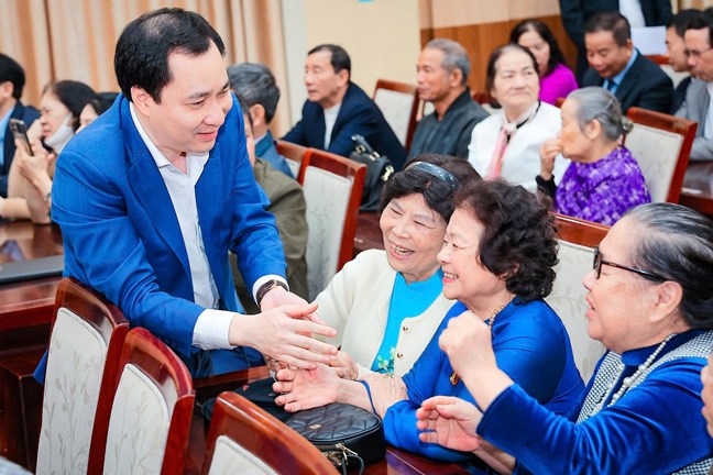 &Ocirc;ng Vũ Văn Tiến, Ủy vi&ecirc;n Đo&agrave;n Chủ tịch, Trưởng Ban Tuy&ecirc;n gi&aacute;o Cơ quan Ủy ban Trung ương MTTQ Việt Nam c&ugrave;ng c&aacute;c cử tri tham dự Hội nghị