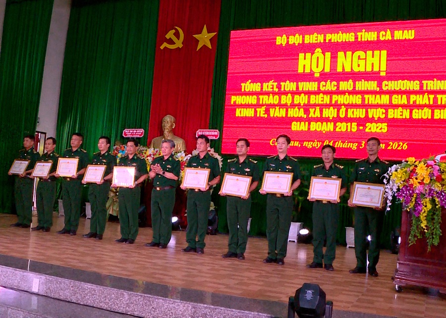 Đại t&aacute; B&ugrave;i Văn Vũ, Ph&oacute; Chủ nhiệm Ch&iacute;nh trị bộ đội Bi&ecirc;n ph&ograve;ng trao bằng khen của Bộ Tư lệnh bộ đội Bi&ecirc;n ph&ograve;ng cho c&aacute;c c&aacute;c nh&acirc;n điển h&igrave;nh.