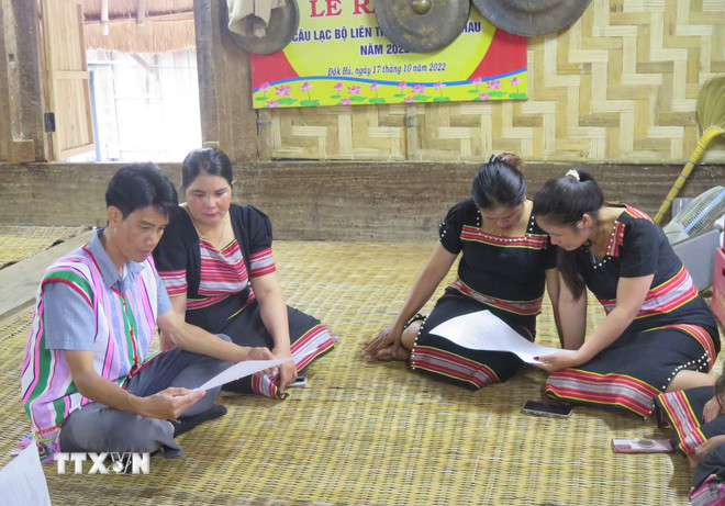 Tỉnh Quảng Ngãi lồng ghép tuyên truyền bầu cử cùng các buổi họp thôn. (Ảnh: Dư Toán/TTXVN) Tỉnh Quảng Ngãi lồng ghép tuyên truyền bầu cử cùng các buổi họp thôn. (Ảnh: Dư Toán/TTXVN)