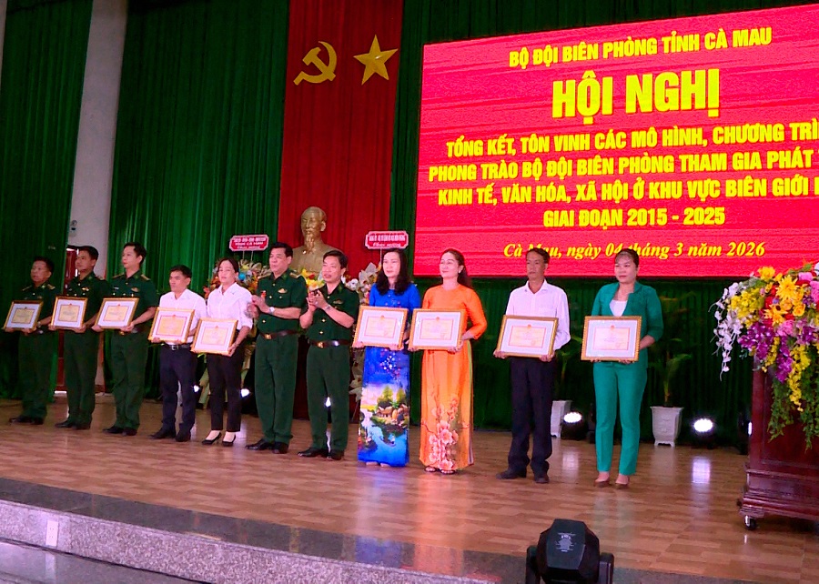 L&atilde;nh đạo Ban chỉ huy BDBP C&agrave; Mau tặng giấy khen cho tập thể, c&aacute; nh&acirc;n điền h&igrave;nh