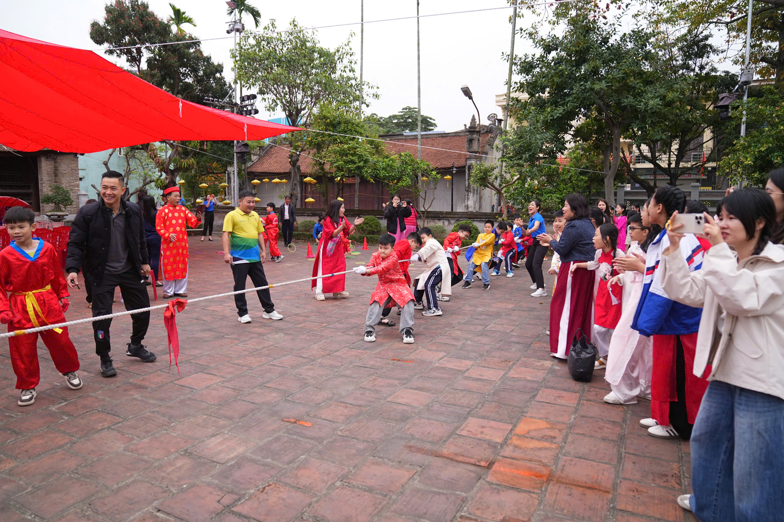 C&aacute;c em học sinh tham gia tr&ograve; chơi k&eacute;o co.