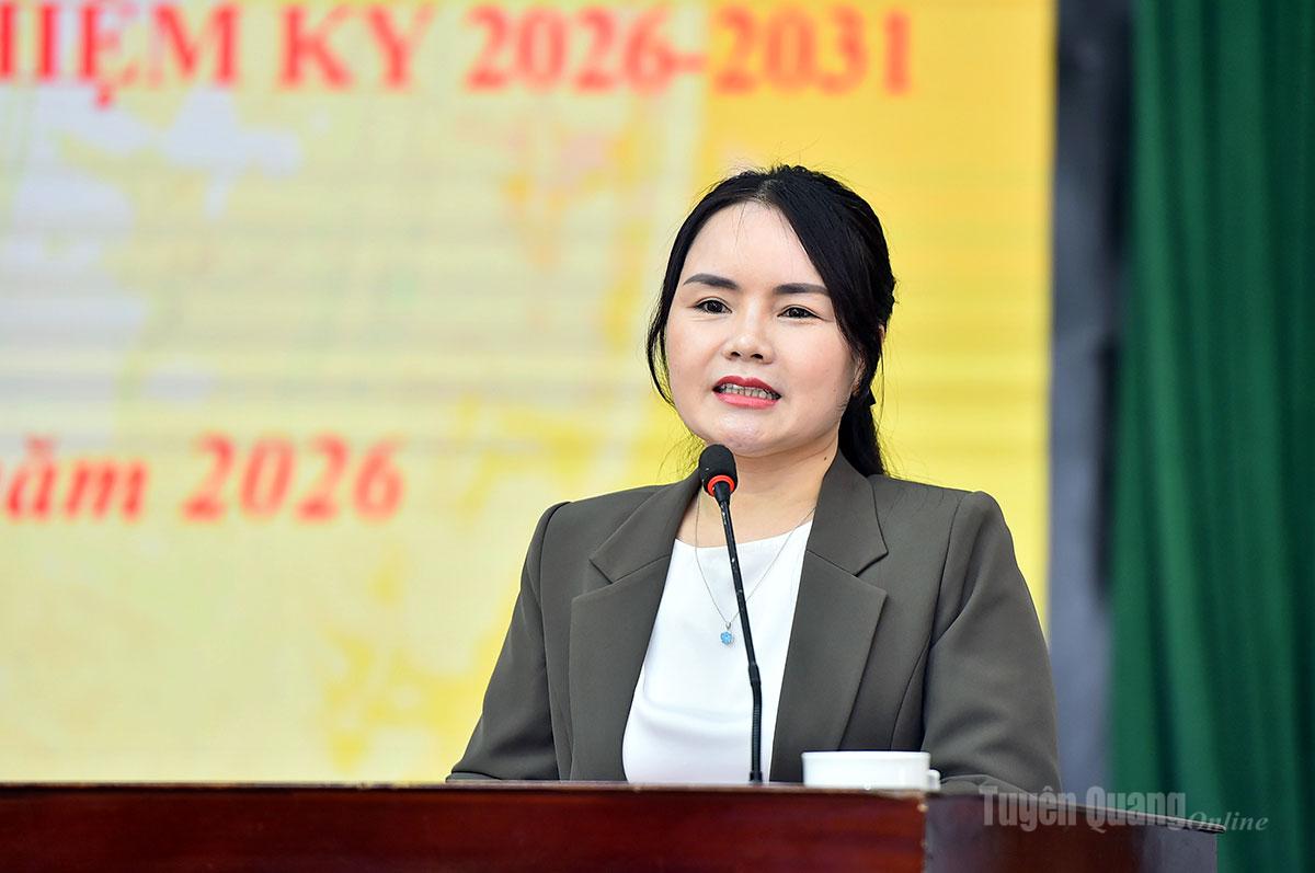 B&agrave; Nguyễn Thị Thanh Huyền, B&iacute; thư Đảng ủy, Chủ tịch HĐND x&atilde; Sơn Dương ph&aacute;t biểu tại hội nghị