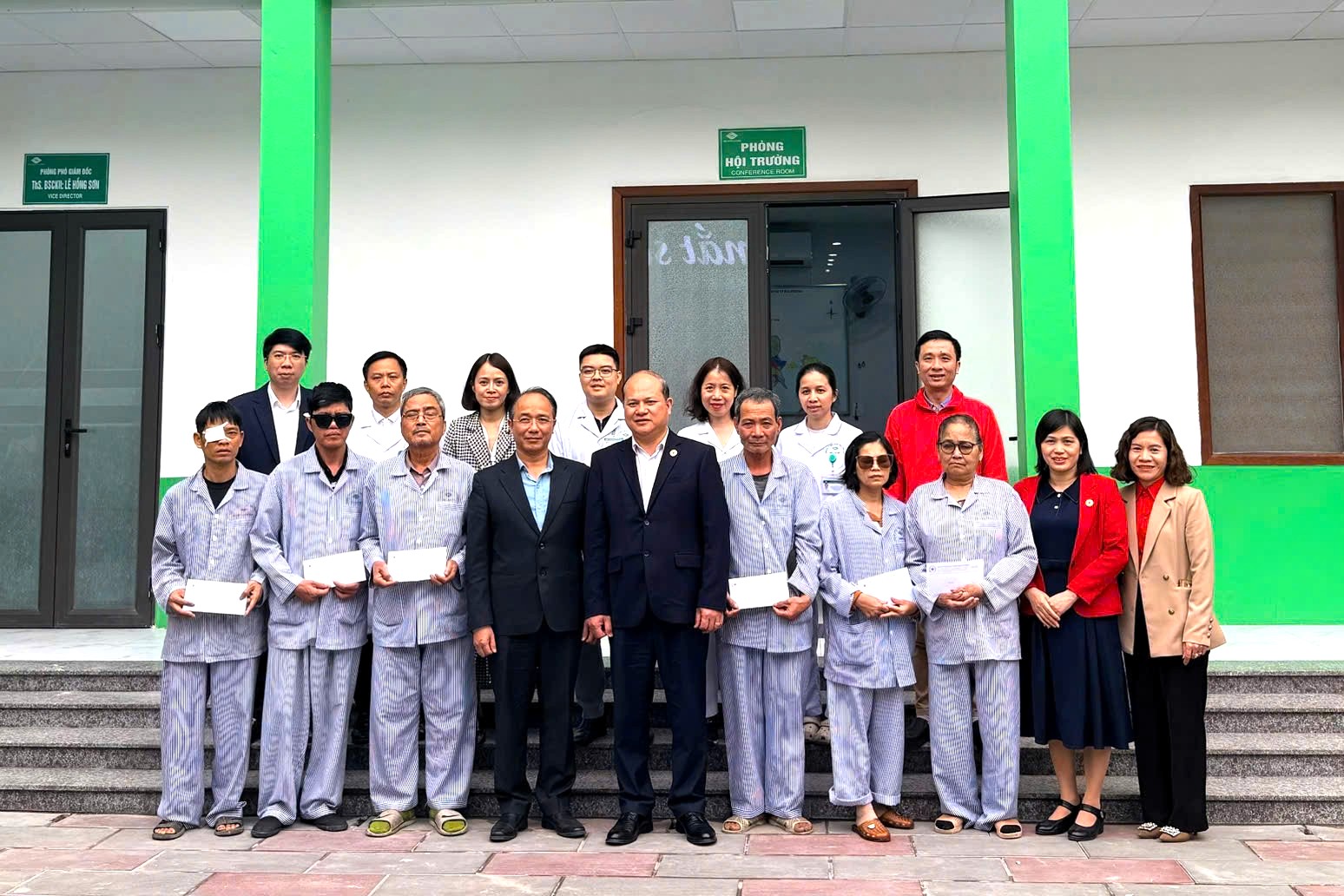 Chương tr&igrave;nh trao qu&agrave; tại Bệnh viện Mắt Hải Ph&ograve;ng.