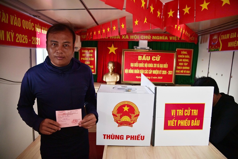 Cử tri Đinh Văn Lực, Thuyền trưởng t&agrave;u c&aacute; QNg96435TS sau khi thực hiện quyền bầu cử - Ảnh: VGP/DK1