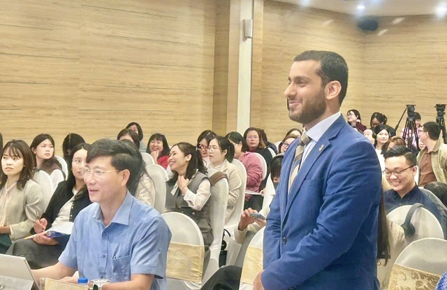 Ph&oacute;ng vi&ecirc;n nước ngo&agrave;i đặt c&acirc;u hỏi với Ban tổ chức. Ảnh: Huy Ph&uacute;c