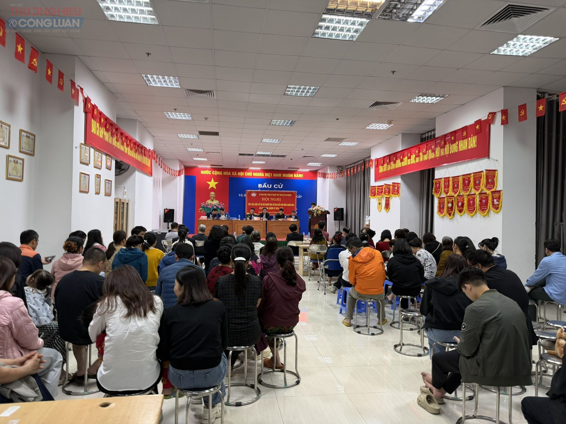 Quang cảnh Hội nghị tiếp x&uacute;c cử tri