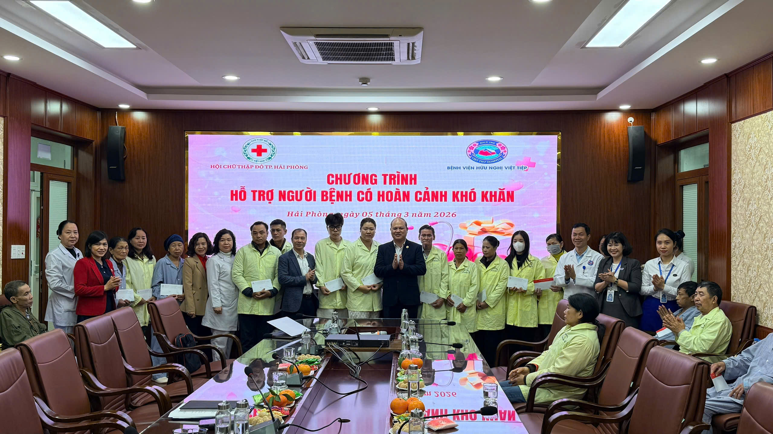 Chương tr&igrave;nh trao qu&agrave; tại Bệnh viện Hữu nghị Việt Tiệp.