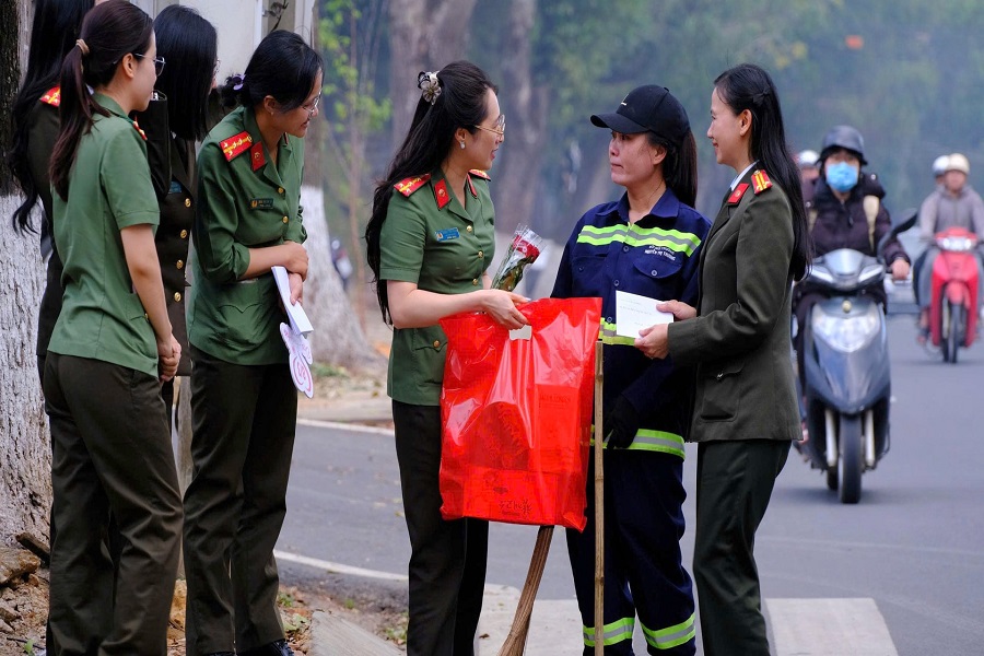 Chị Trần Thị Kim Loan x&uacute;c động khi nhận m&oacute;n qu&agrave; bất ngờ của Hội Phụ nữ Ph&ograve;ng C&ocirc;ng t&aacute;c ch&iacute;nh trị