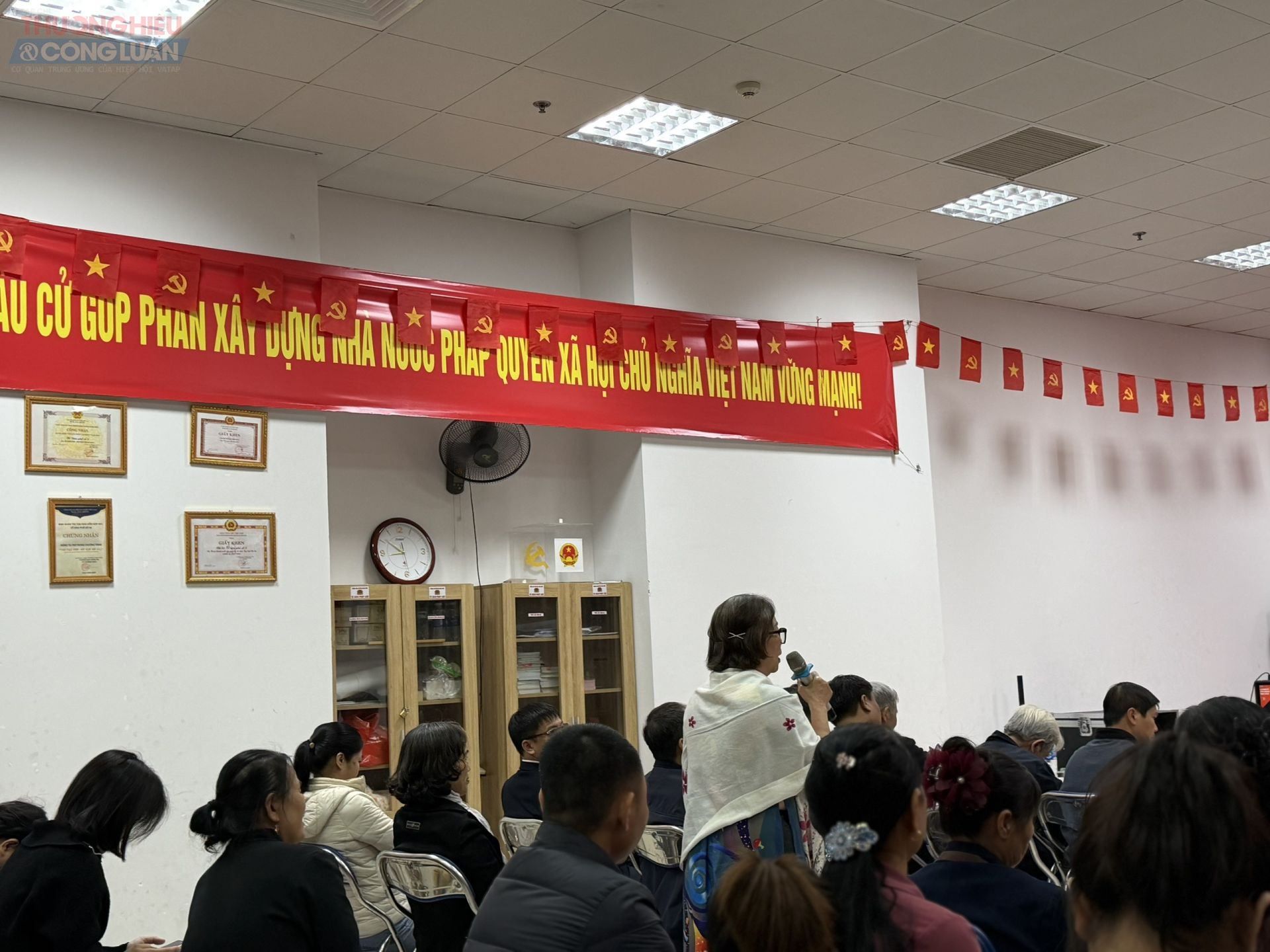 Cử tri Tổ d&acirc;n phố số 5 đ&atilde; trao đổi thẳng thắn về c&aacute;c vấn đề được quan t&acirc;m