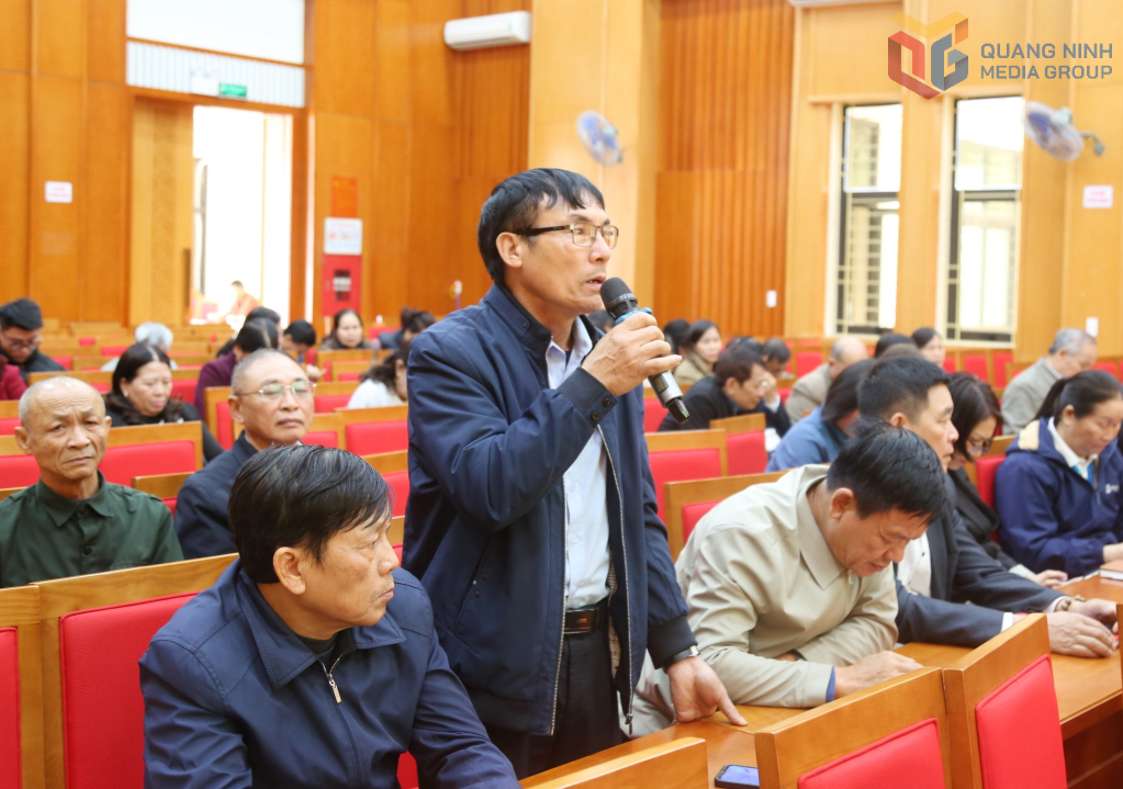 Cử tri đặc khu V&acirc;n Đồn ph&aacute;t biểu tại buổi tiếp x&uacute;c