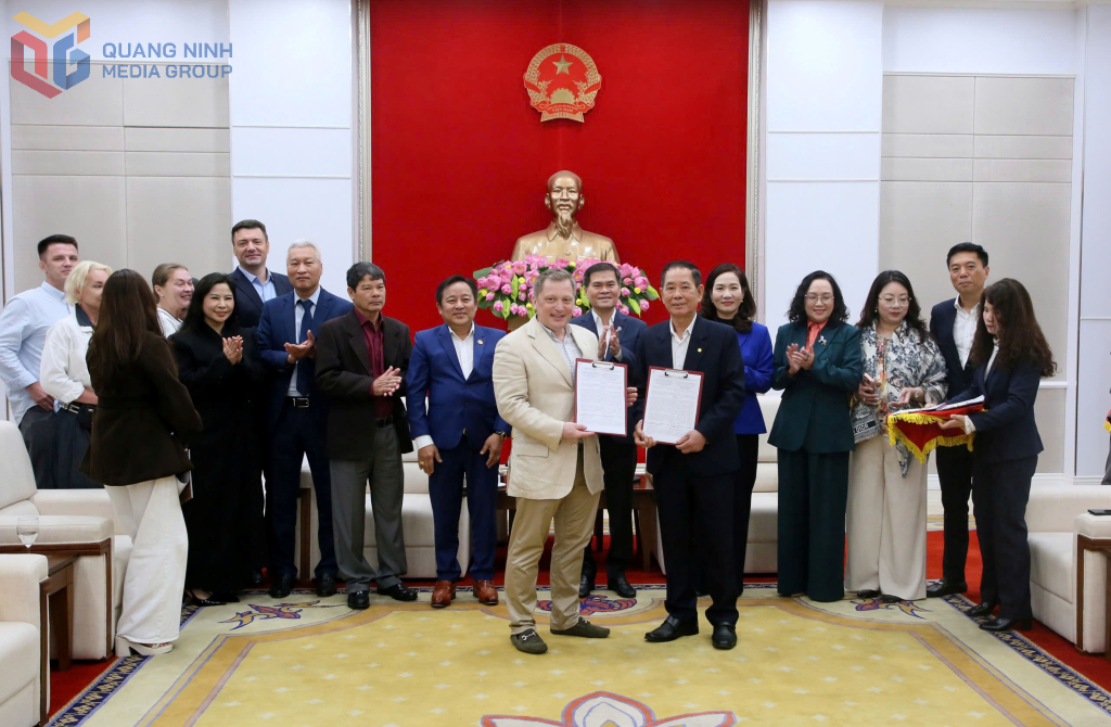 C&aacute;c đại biểu chứng kiến trao bản ghi nhớ hợp t&aacute;c ph&aacute;t triển du lịch giữa Hiệp hội du lịch tỉnh Quảng Ninh v&agrave; Hiệp hội du lịch Ural, Li&ecirc;n bang Nga