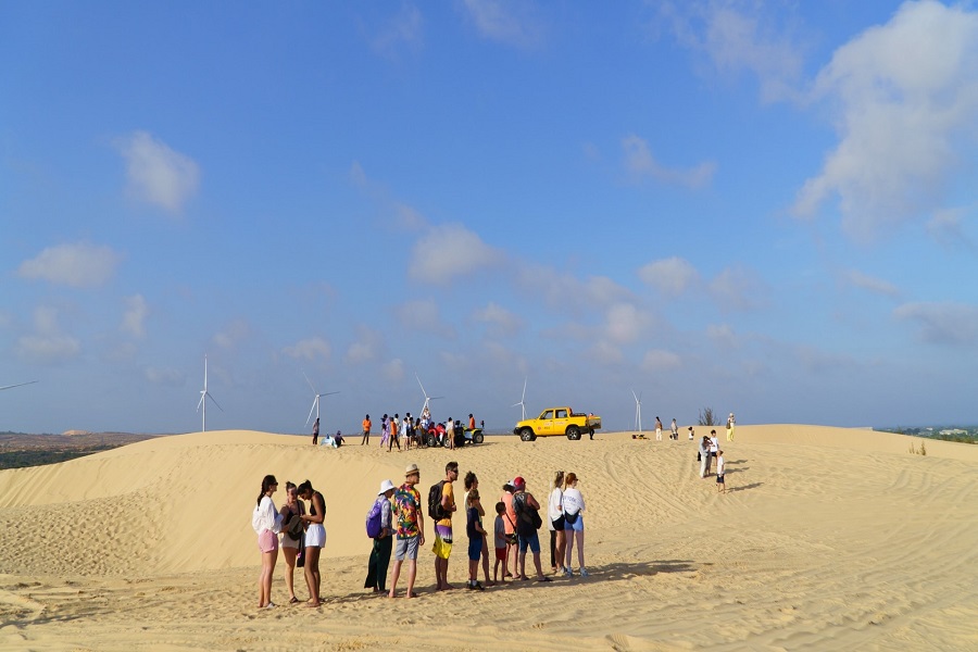 Hiện nay, du kh&aacute;ch c&oacute; thể tự đặt tour, v&eacute; m&aacute;y bay, t&igrave;m kiếm điểm tham quan nhanh ch&oacute;ng, tiện lợi th&ocirc;ng qua nền tảng số