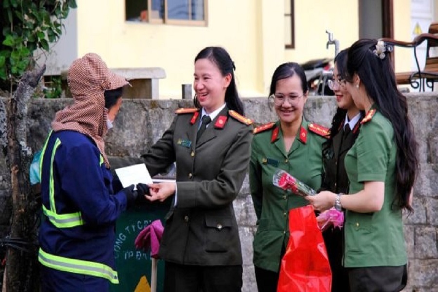 Hội phụ nữ Ph&ograve;ng C&ocirc;ng t&aacute;c ch&iacute;nh trị tặng qu&agrave; cho c&aacute;c chị c&ocirc;ng nh&acirc;n thuộc C&ocirc;ng ty cổ phần Dịch vụ đ&ocirc; thị Đ&agrave; Lạt nh&acirc;n dịp Ng&agrave;y 8/3