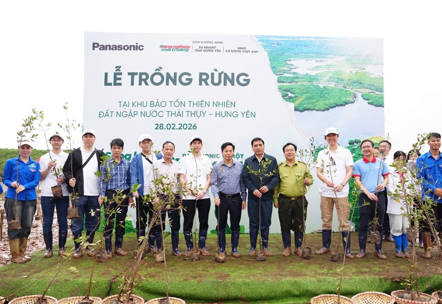 Đại diện C&ocirc;ng ty TNHH Panasonic Việt Nam b&agrave;n giao c&acirc;y giống cho ch&iacute;nh quyền địa phương v&agrave; khu bảo tồn