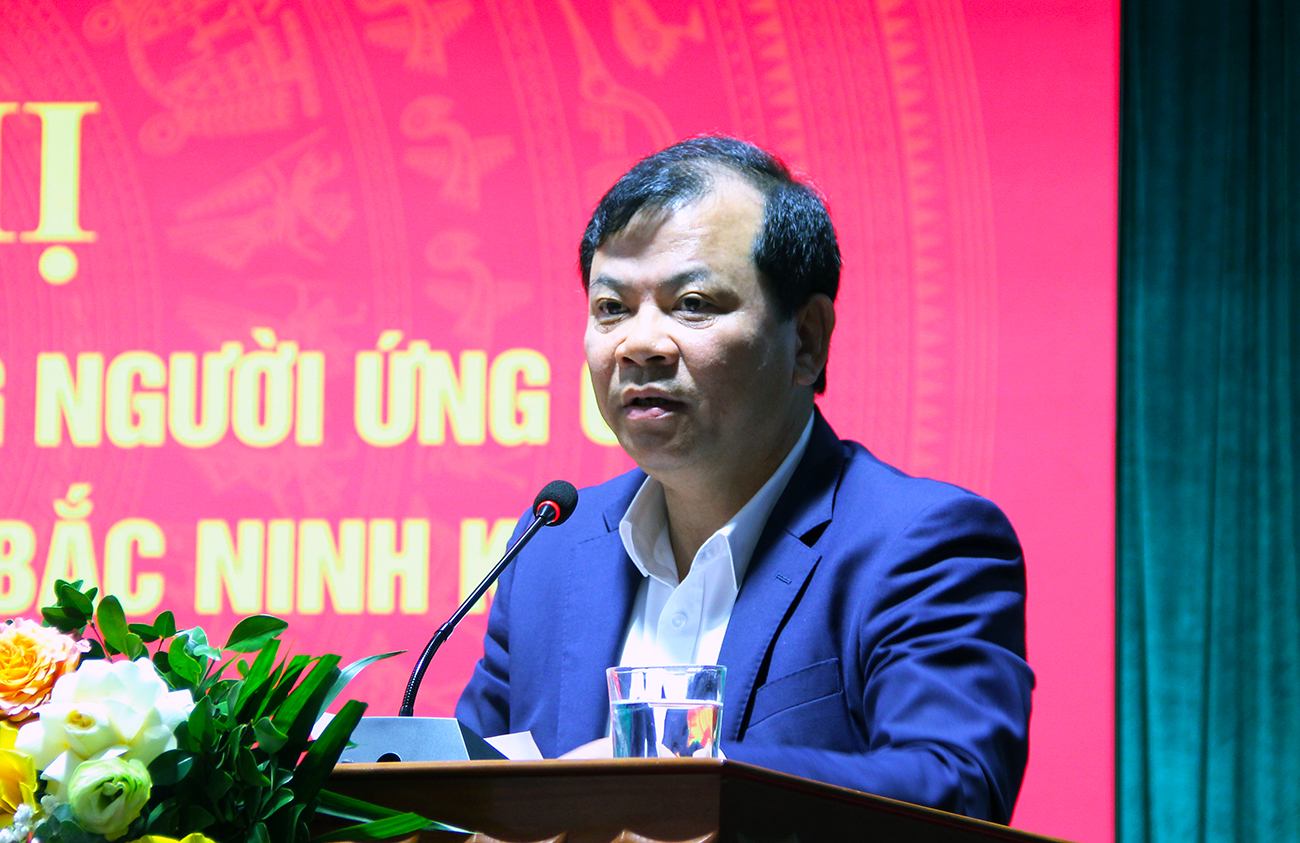 Ph&oacute; Chủ tịch UBND tỉnh Phan Thế Tuấn tr&igrave;nh b&agrave;y chương tr&igrave;nh h&agrave;nh động trước cử tri địa phương