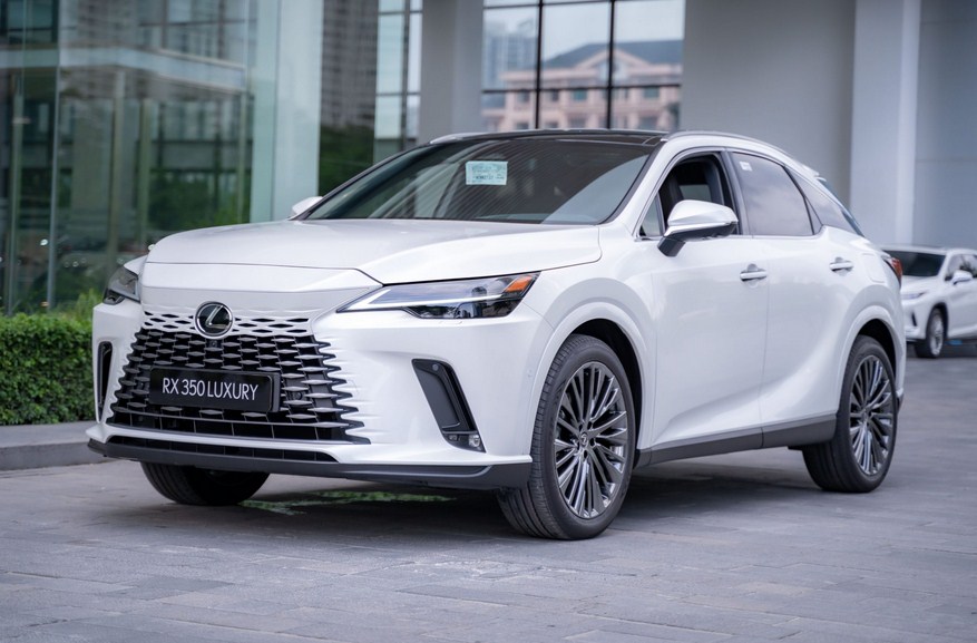 Lexus giảm giá loạt xe hybrid tại Việt Nam, mẫu cao nhất hạ tới 330 triệu đồng