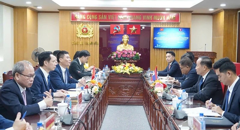 To&agrave;n cảnh buổi l&agrave;m việc