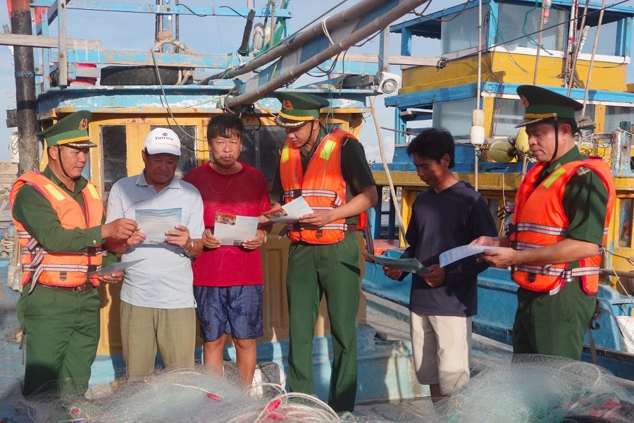 Lực lượng Bộ đội Bi&ecirc;n ph&ograve;ng tỉnh L&acirc;m Đồng tuy&ecirc;n truyền ph&aacute;p luật về IUU cho ngư d&acirc;n